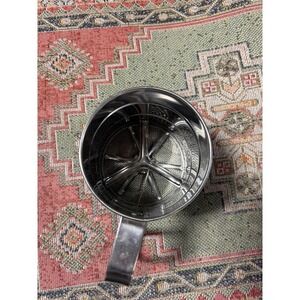 Stainless Steel Flour Sifter Manual Squeeze Handle Fine Mesh Baking Tool Silver